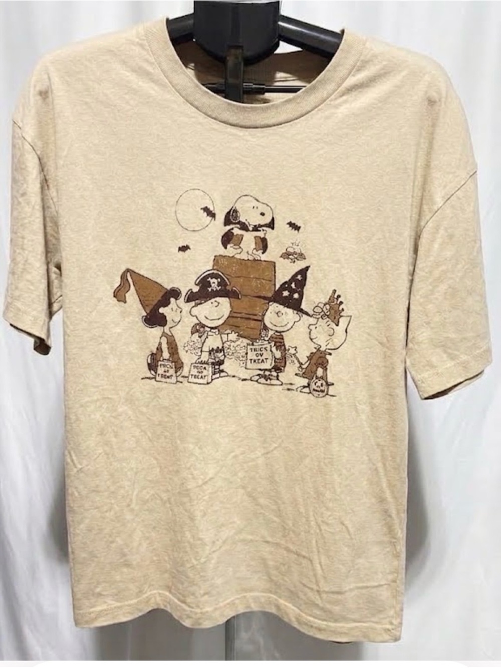 Beige Peanuts Halloween Graphic Tee - Snoopy Trick-or-Treat
